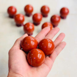 Bi lăn tay ngọc bích đỏ tinh tế, bắt mắt